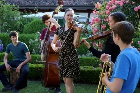 Musikalische Unterhaltung beim Apéro im Rosengarten.